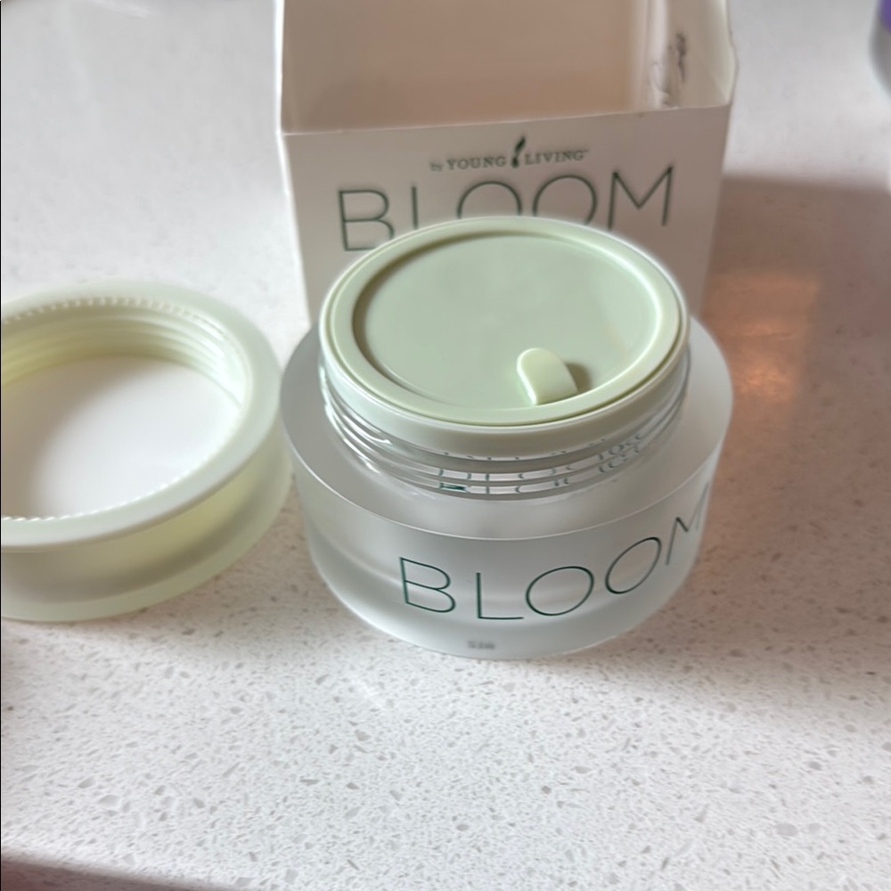 Young Living Bloom Brightening Cream - White - Picture 5 of 6